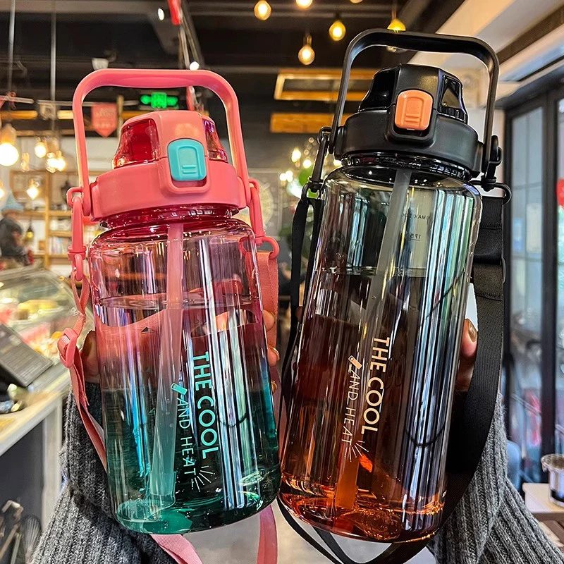 Botella de agua de 1.5/2 litros, botella deportiva de plástico portátil con correa de pajita, vaso grande para gimnasio, viaje, botella de jugo, libre de BPA Botella de agua de 1.5/2 litros, botella deportiva de plástico portátil con correa de pajita, vaso grande para gimnasio, viaje, botella de jugo, libre de BPA