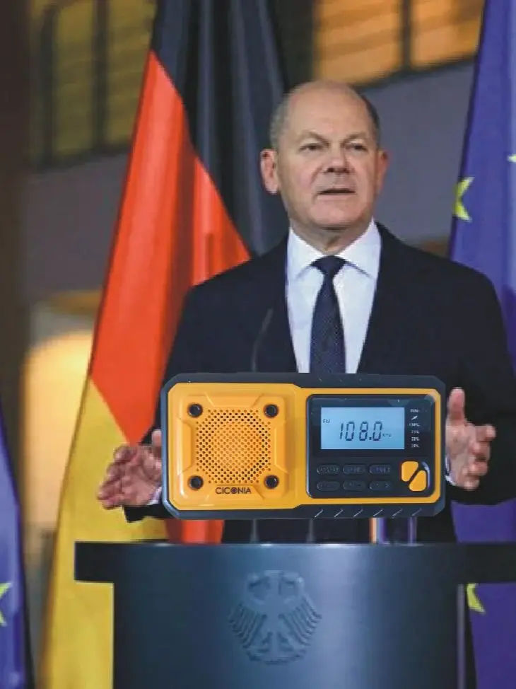 Radio Solar Port&aacute;til de Emergencia de 4000mAh con Manivela, Radio AM/FM Meteorol&oacute;gica, Linterna LED y Cargador de Tel&eacute;fono